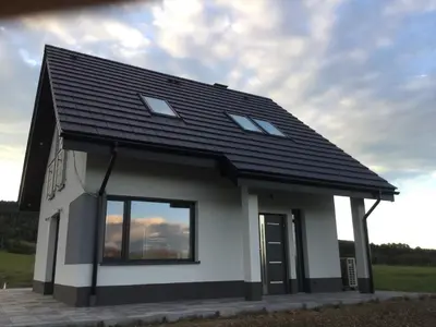 Budynek, w którym mieści się dom w stylu alpejskim