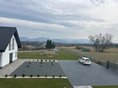 Przyroda w pobliżu tego domu w stylu alpejskim