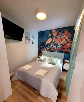 Łóżko lub łóżka w pokoju w obiekcie HO!HOUSE Legnicka