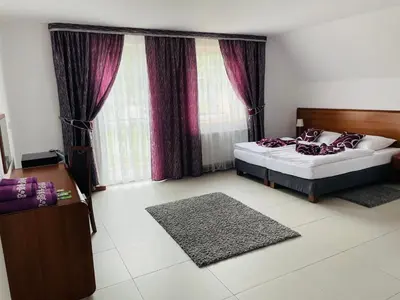 Łóżko lub łóżka w pokoju w obiekcie Pod Orłem