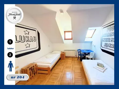 Łóżko lub łóżka w pokoju w obiekcie Hostel Młotek i Perlik