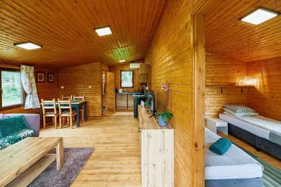 Łóżko lub łóżka w pokoju w obiekcie Domki nad Odrą Wały