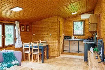 Kuchnia lub aneks kuchenny w obiekcie Domki nad Odrą Wały
