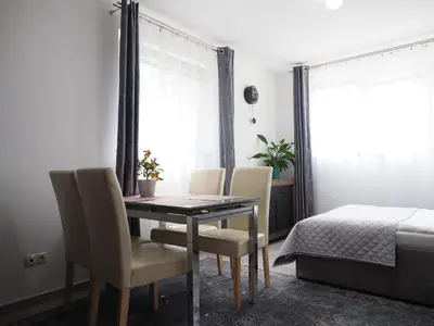 Łóżko lub łóżka w pokoju w obiekcie Adobe Apartment - przytulny i free parking