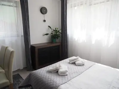 Łóżko lub łóżka w pokoju w obiekcie Adobe Apartment - przytulny i free parking