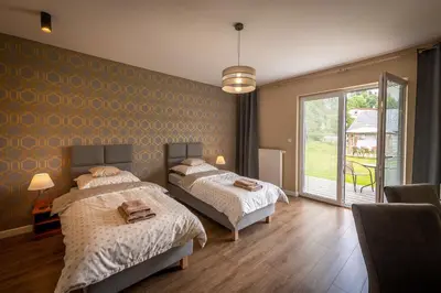Łóżko lub łóżka w pokoju w obiekcie Apartamenty Mozaika - centrum Zdroju