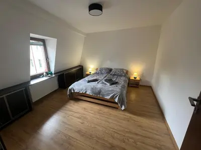 Łóżko lub łóżka w pokoju w obiekcie NAD GALERIĄ