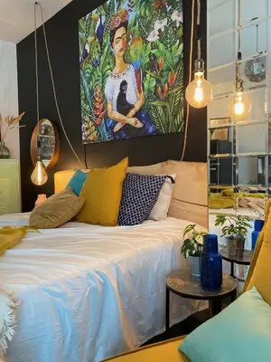 Łóżko lub łóżka w pokoju w obiekcie Uroczy apartament Art Marina z widokiem na rzekę i bezpłatnym parkingiem