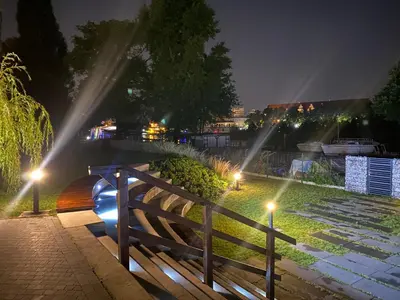 Ogród w obiekcie Uroczy apartament Art Marina z widokiem na rzekę i bezpłatnym parkingiem