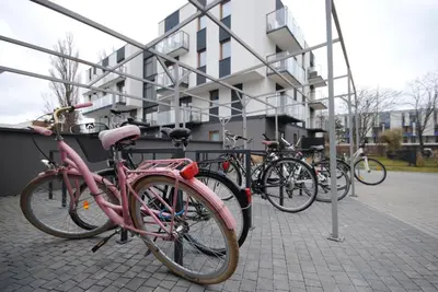 Rowery dostępne w obiekcie Uroczy apartament Art Marina z widokiem na rzekę i bezpłatnym parkingiem lub w pobliżu