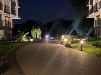 Ogród w obiekcie Uroczy apartament Art Marina z widokiem na rzekę i bezpłatnym parkingiem