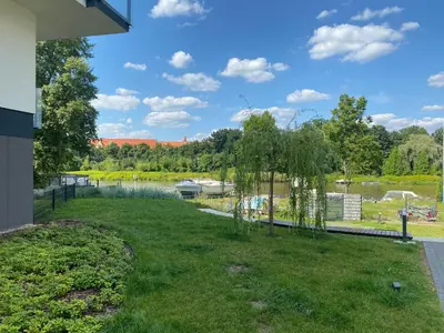 Ogród w obiekcie Uroczy apartament Art Marina z widokiem na rzekę i bezpłatnym parkingiem