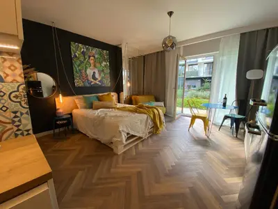 Część wypoczynkowa w obiekcie Uroczy apartament Art Marina z widokiem na rzekę i bezpłatnym parkingiem
