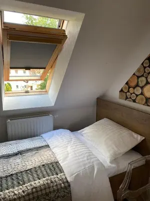 Łóżko lub łóżka w pokoju w obiekcie Zielone walizki