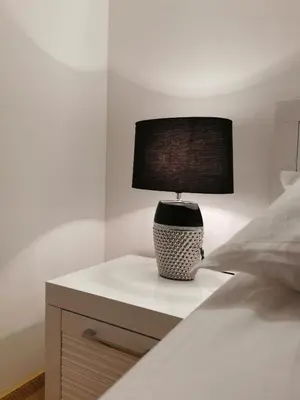Łóżko lub łóżka w pokoju w obiekcie Uroczy apartament przy deptaku z parkingiem.