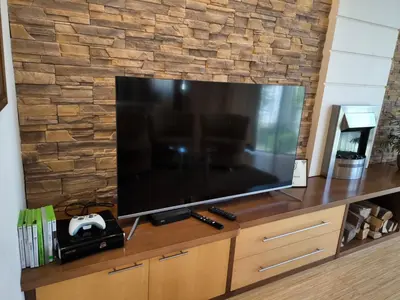 Telewizja i/lub zestaw kina domowego w obiekcie Uroczy apartament przy deptaku z parkingiem.