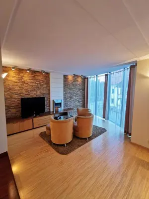 Telewizja i/lub zestaw kina domowego w obiekcie Uroczy apartament przy deptaku z parkingiem.