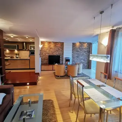 Uroczy apartament przy deptaku z parkingiem.