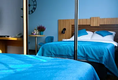 Łóżko lub łóżka w pokoju w obiekcie ApartHotel Legnica - apartamenty z aneksem kuchennym