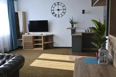 Telewizja i/lub zestaw kina domowego w obiekcie ApartHotel Legnica - apartamenty z aneksem kuchennym