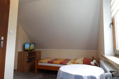 Łóżko lub łóżka w pokoju w obiekcie Mała Chatka
