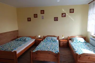 Łóżko lub łóżka w pokoju w obiekcie Mała Chatka