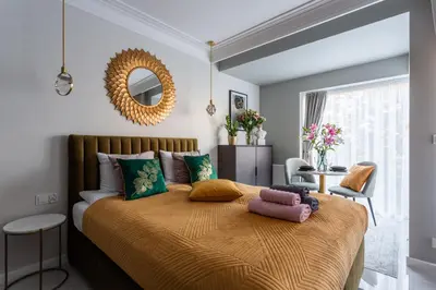 Łóżko lub łóżka w pokoju w obiekcie Golden Prince Apartment, so close to Rynek! Free parking included.