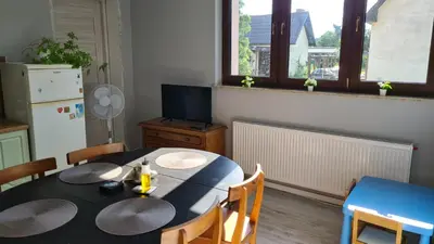 Telewizja i/lub zestaw kina domowego w obiekcie Urocze Apartamenty na Wsi