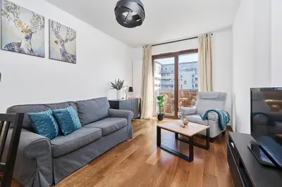 Część wypoczynkowa w obiekcie Nowa Tęczowa Apartments Promenada Staromiejska by Noclegi Renters