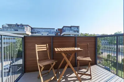 Balkon lub taras w obiekcie Nowa Tęczowa Apartments Promenada Staromiejska by Noclegi Renters