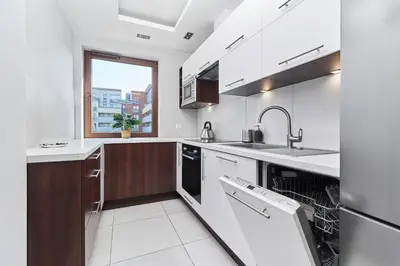 Kuchnia lub aneks kuchenny w obiekcie Nowa Tęczowa Apartments Promenada Staromiejska by Noclegi Renters