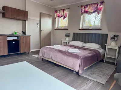 Łóżko lub łóżka w pokoju w obiekcie ApartamentyKudowa - Willa Pod Dębami z ogrodem i parkingiem,