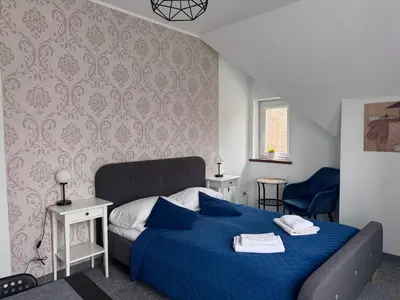 Łóżko lub łóżka w pokoju w obiekcie ApartamentyKudowa - Willa Pod Dębami z ogrodem i parkingiem,