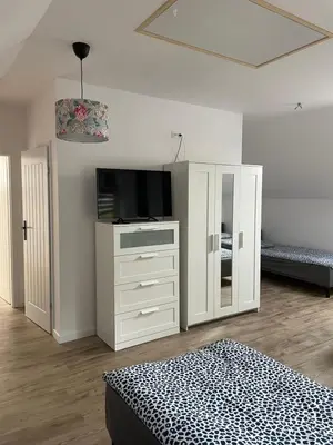 Telewizja i/lub zestaw kina domowego w obiekcie Hanuszówka pokoje gościnne z łazienkami