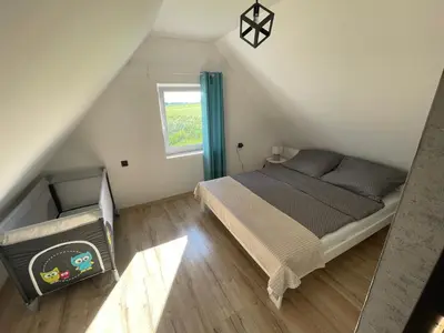Łóżko lub łóżka w pokoju w obiekcie Domek nad Stawem