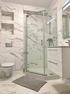 Łazienka w obiekcie Apartament 75m DWUPOZIOMOWY z darmowym PARKINGIEM w centrum Kłodzka