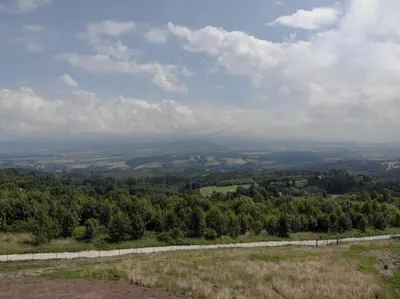 Przyroda w pobliżu tego domu w stylu alpejskim