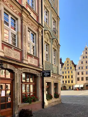 Budynek, w którym mieści się apartament