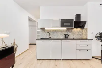 Kuchnia lub aneks kuchenny w obiekcie Studio Księcia Witolda 32 by Noclegi Renters