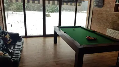 Stół bilardowy w obiekcie 