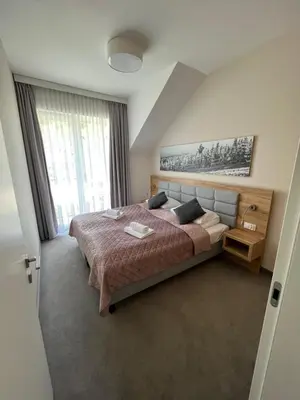 Łóżko lub łóżka w pokoju w obiekcie Aparthotel Apartamenty Czarna Góra 340