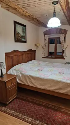 Łóżko lub łóżka w pokoju w obiekcie GAJRAJ