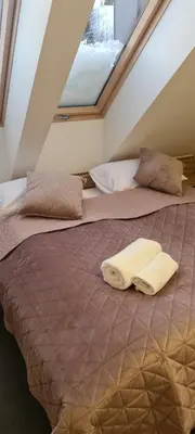 Łóżko lub łóżka w pokoju w obiekcie Aparthotel Apartamenty Czarna Góra 419