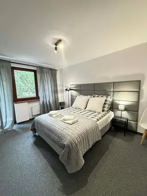 Łóżko lub łóżka w pokoju w obiekcie Apartamenty Przy Stoku Lądek Zdrój