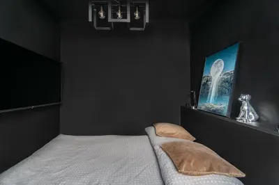 Łóżko lub łóżka w pokoju w obiekcie BLACKNIGHT Apartment - Self Check-In 24h