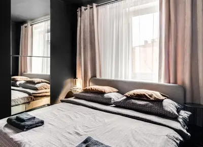 Łóżko lub łóżka w pokoju w obiekcie BLACKNIGHT Apartment - Self Check-In 24h