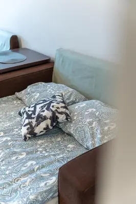 Łóżko lub łóżka w pokoju w obiekcie Apartament Centrum 32m2 Kłodzko - Przyjaciół Ziemi Kłodzkiej - Spokój, Cisza, Bliskość Atrakcji
