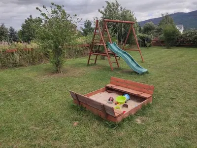 Plac zabaw dla dzieci w obiekcie Domek w Białej - Mak