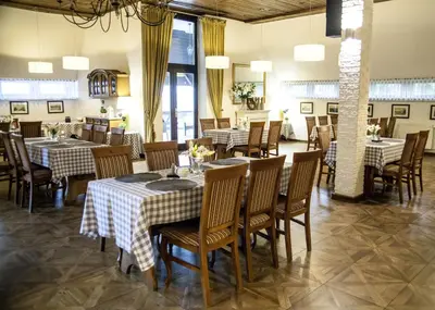 Restauracja lub miejsce do jedzenia w obiekcie Zajazd Boryna