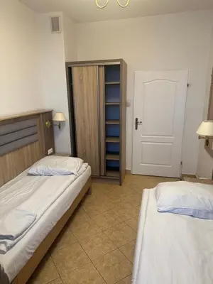 Łóżko lub łóżka w pokoju w obiekcie Lotos
